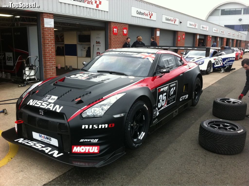 Alex Buncombe a jeho Nissan GT-R GT3
