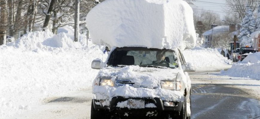 Pozrite sa, prečo je ľad a sneh na aute nebezpečný