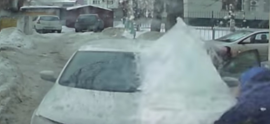 Na auto spadol ľad, posádka mala neskutočné šťastie
