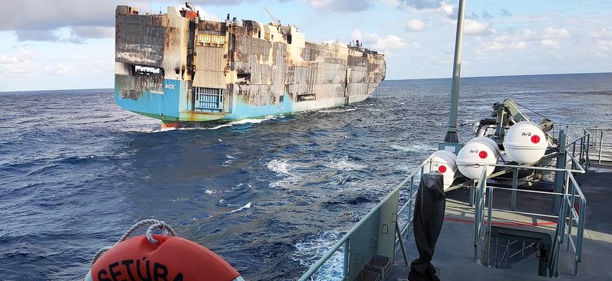 Nákladná loď Felicity Ace so zhorenými novými autami koncernu Volkswagen sa potopila
