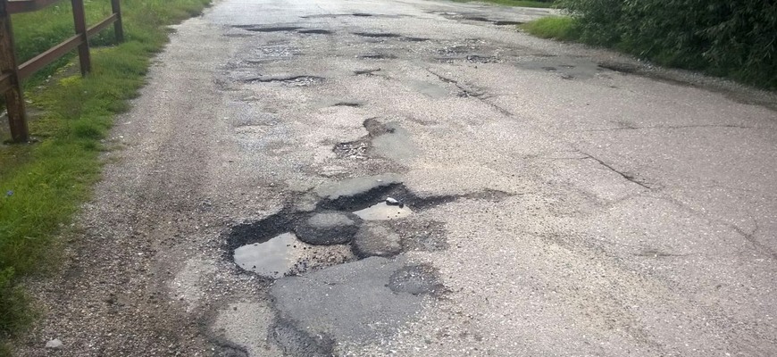 6 tipov, ako s výtlkmi a jamami na cestách aspoň remizovať