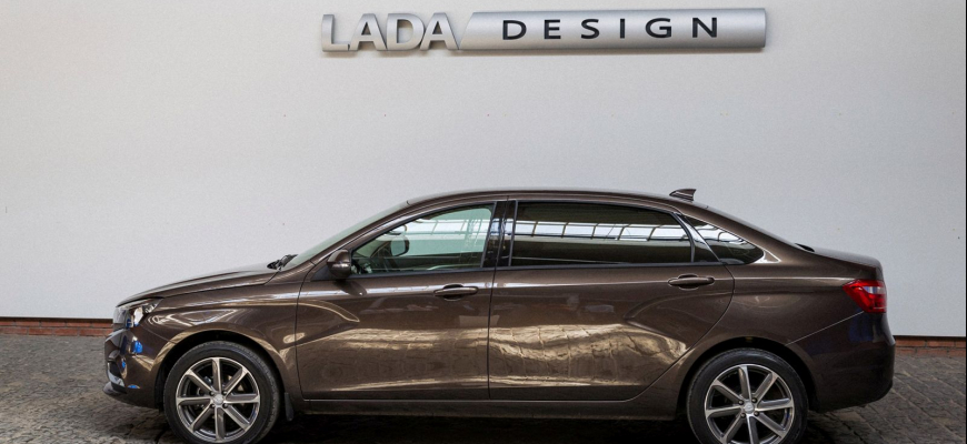 Nová ruská limuzína? Lada Vesta s rázvorom dlhším než má Superb?