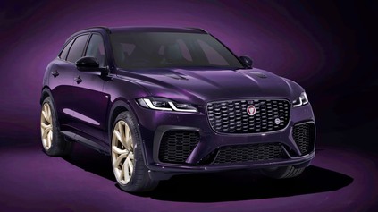 JAGUAR F-PACE S NÁDHERNOU FIALOVOU FARBOU PRIPOMÍNA VÍŤAZSTVO V LE MANS V ROKU 1988