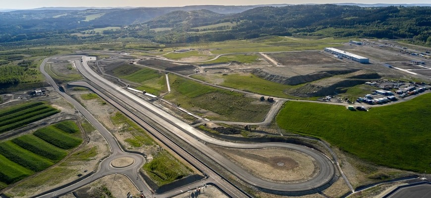 Nemci otvorili na západe Česka nové najväčšie testovacie centrum BMW na svete