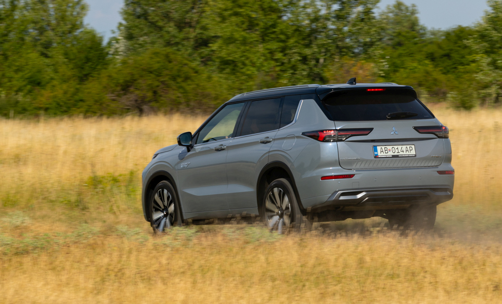 TEST MITSUBISHI OUTLANDER PHEV: ZVLÁDNE TERÉN AJ MESTO
