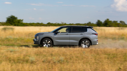 TEST MITSUBISHI OUTLANDER PHEV: ZVLÁDNE TERÉN AJ MESTO