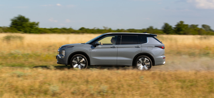 Test Mitsubishi Outlander PHEV: zvládne terén aj mesto