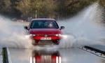 Najlepšie celoročné pneumatiky? Pirelli vyhralo test, Michelin ukázal silu na snehu