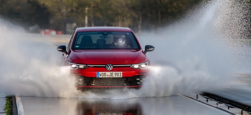 Najlepšie celoročné pneumatiky? Pirelli vyhralo test, Michelin ukázal silu na snehu