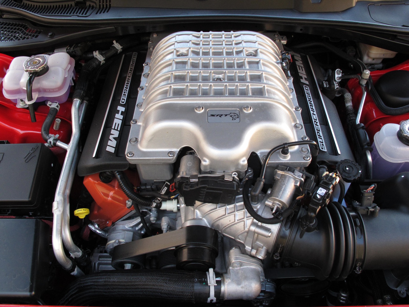 Мотор челленджер. Додж Челленджер v8. Двигатель dodge Challenger Hellcat. Додж 2022 Челленджер мотор. Dodge Challenger srt Hellcat мотор.