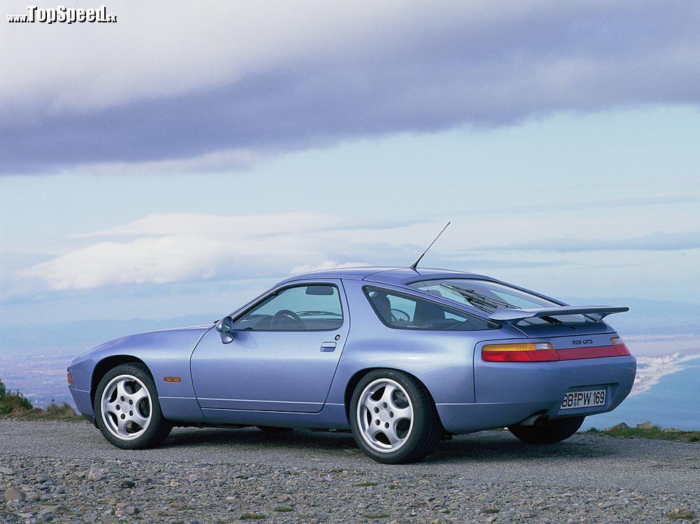 928 GTS z roku 1992, vodou chladený  V8 motor o objeme 5397 cm³. Výkon 257 kW (350 k) pri 5700 o/min, TopSpeed 275 km/h.