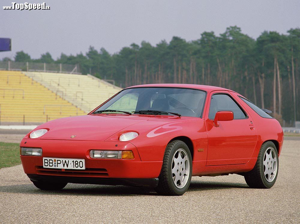 928 S4 Clubsport z roku 1988. Vodou chladený V8 motor o objeme 4957 cm³. Výkon 235 kW (320 k) pri 6000 o/min, TopSpeed 270 km/h.