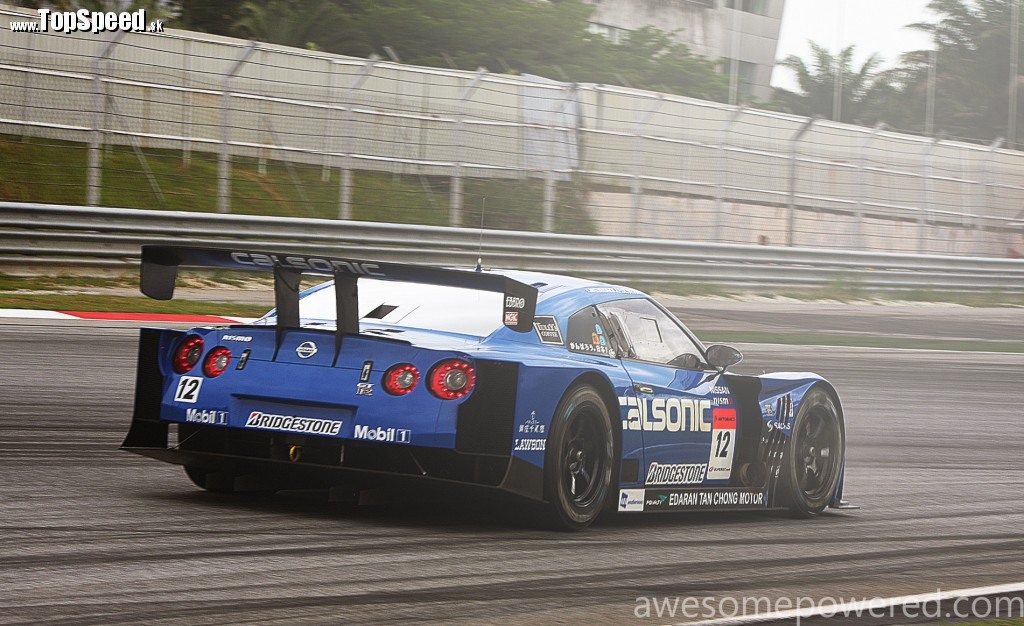 A tu naopak klasický predstaviteľ aktuálneho seriálu Super GT triedy GT500 - Nissan GT-R R35. (c) awesomepowered.com