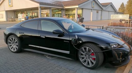 DIAĽNIČNÝ TEST ELEKTROMOBILU. ZA AKÝ ČAS ZVLÁDNE PORSCHE TAYCAN 1000 KILOMETROV?