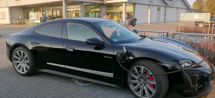 Diaľničný test elektromobilu. Za aký čas zvládne Porsche Taycan 1000 kilometrov?