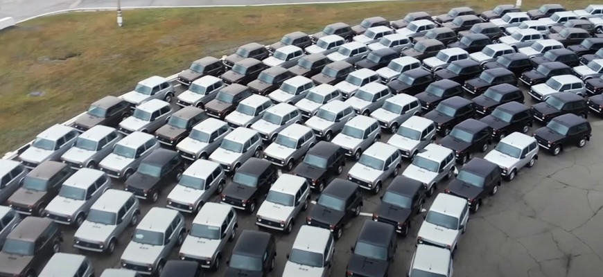 Lada na svojich parkoviskách hromadí tisícky nedokončených áut. Ničia ich sankcie aj zlé počasie