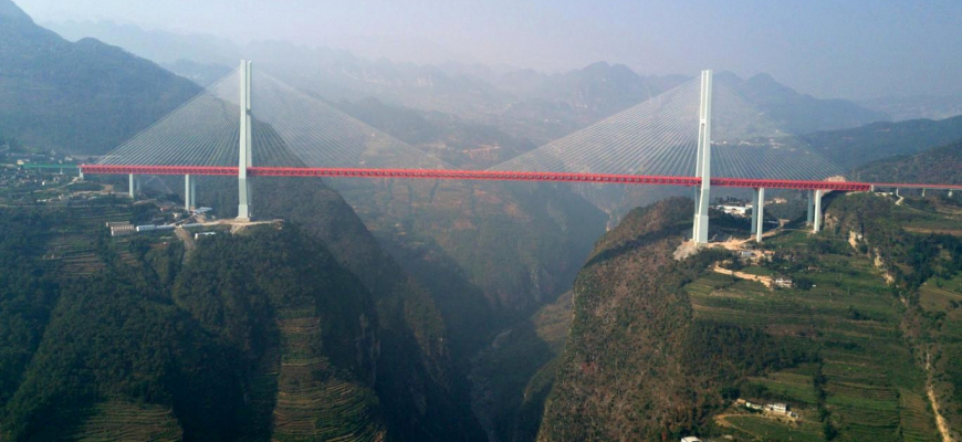 Najvyšší most sveta je v Číne. Priepasť pod ním má cez 500 metrov!
