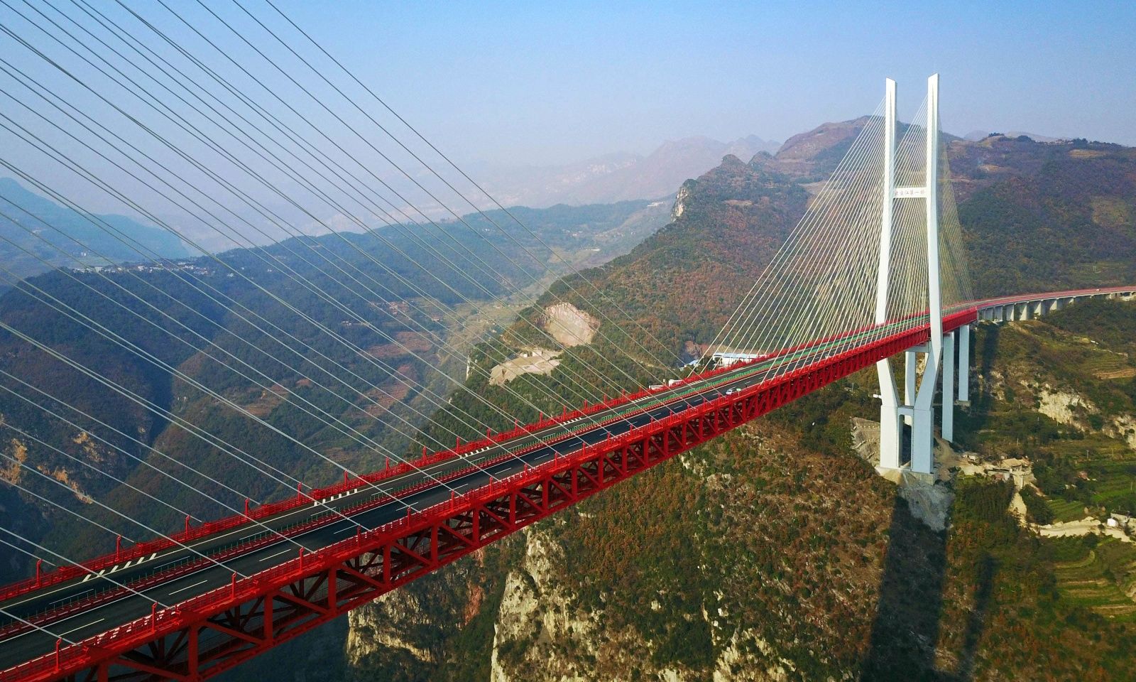 V Číne otvorili najvyšší most sveta. Je viac než pol kilometra nad zemou!