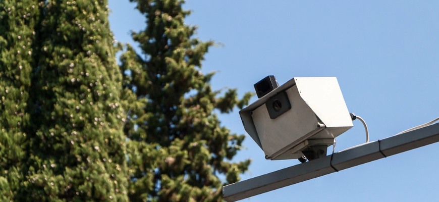 Pokuty budú posielať online. Obálky končia. Majú Slováci výnimku?