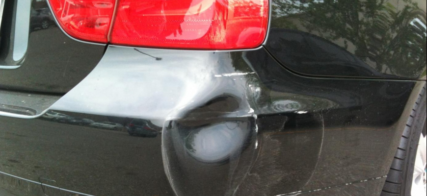 Pri poškodení susedného auta už vizitka za stieračom nepostačí!