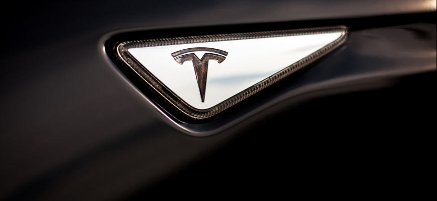 Tesla Motors je odvčera už iba Tesla