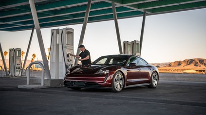 PORSCHE TAYCAN PRI CESTE NAPRIEČ USA ROZDRVILO REKORD ELEKTROMOBILU KIA EV6