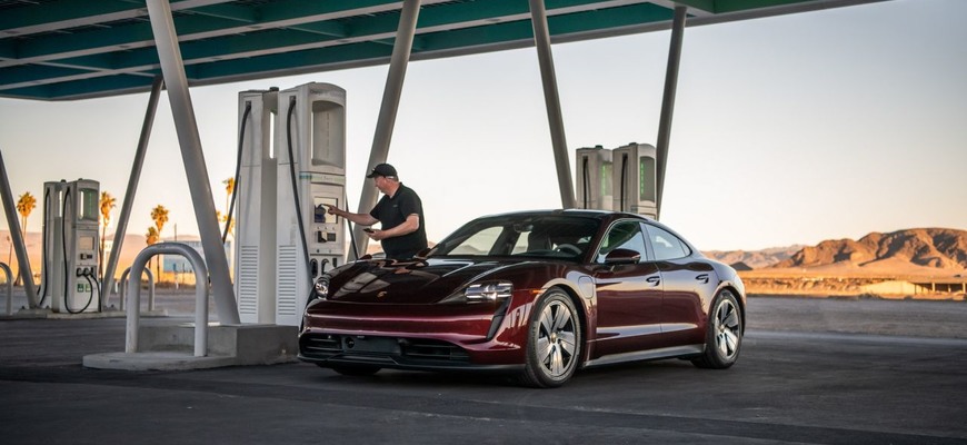 Porsche Taycan pri ceste naprieč USA rozdrvilo rekord elektromobilu Kia EV6