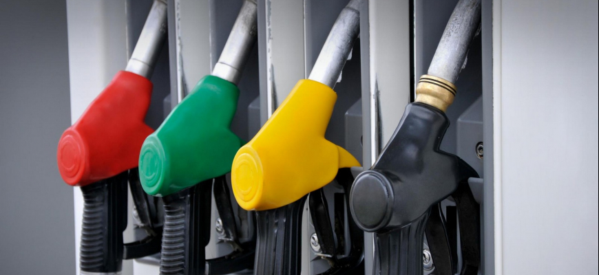 Ropa začala opäť klesať. Pôjdu ceny palív dole?