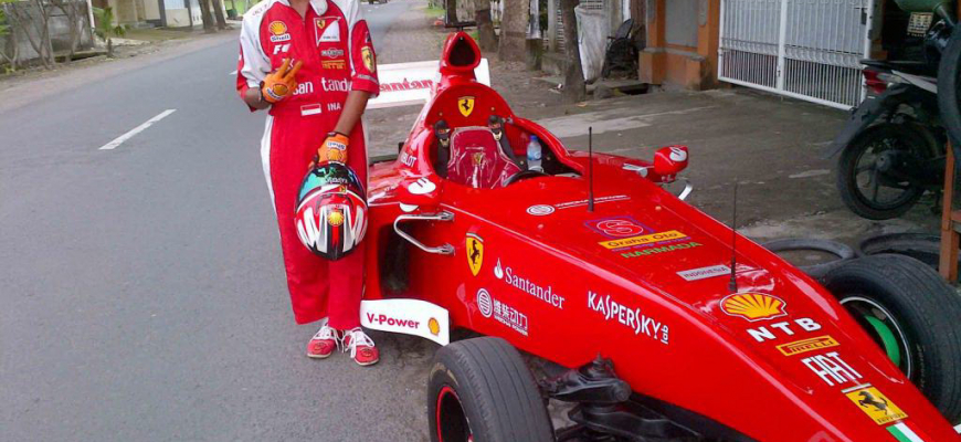 Chlapík z Indonézie si vyrobil repliku monopostu Ferrari