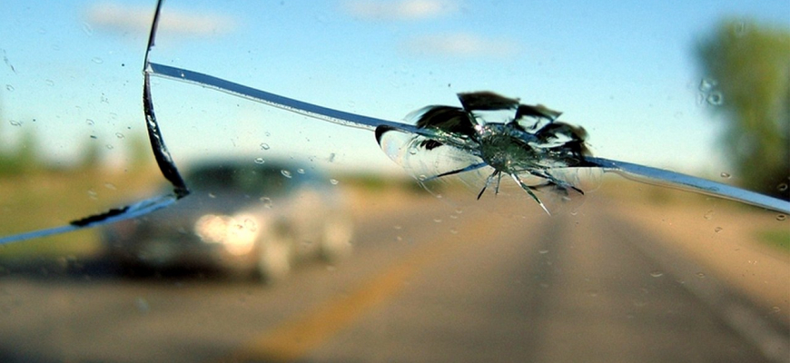 Najvyšší súd: Poškodenie skla auta kameňom hradí PZP. Poisťovne nesmú žiadať pripoistenie