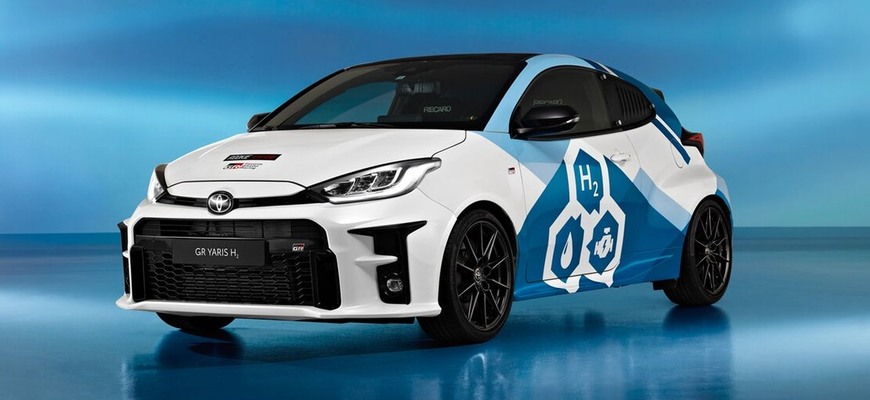 Po výmene šéfa Toyoty sa elektrická revolúcia nekoná. Budúcnosť má vodík i športové modely GR!