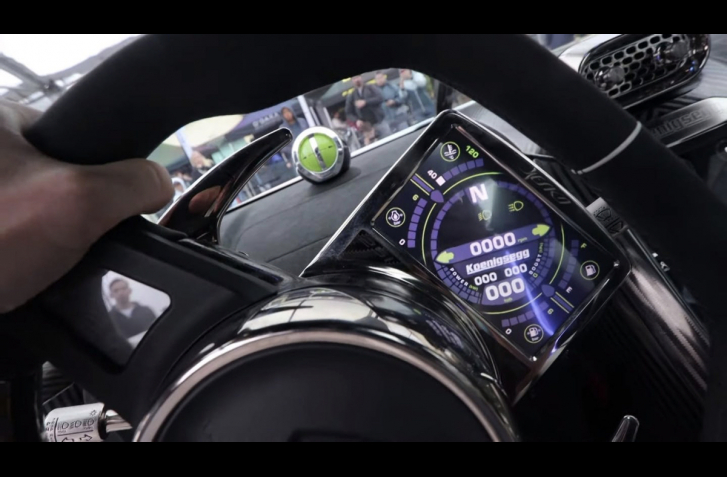 KOENIGSEGG JESKO MÁ VOLANT BUDÚCNOSTI. SCHOVÁ AJ FORMULU 1