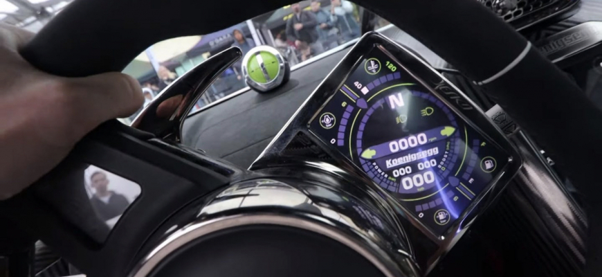 Koenigsegg Jesko má volant budúcnosti. Schová aj Formulu 1