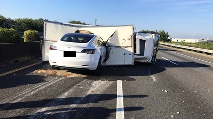 Tesla Autopilot nevidel prevrátený nákladiak a Model 3 poslal priamo doň