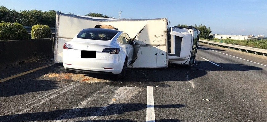 Tesla Autopilot nevidel prevrátený nákladiak a Model 3 poslal priamo doň