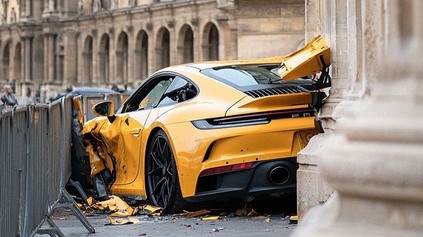 ROZBITÉ PORSCHE 911 GT3 V LOUVRI UKAZUJÚ KREHKOSŤ ĽUDSKÉHO ŽIVOTA
