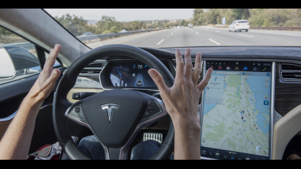 TESLA AUTOPILOT JE ZAPLETENÝ V SMRTEĽNEJ NEHODE, ÚRADY VYŠETRUJÚ TESLU