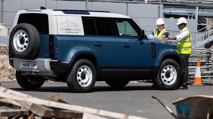 LAND ROVER PREDSTAVIL PRACOVNÝ DEFENDER. KLAME TELOM AJ VÝBAVOU