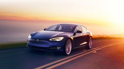 TESLA MODEL S JE PRVÝM ELEKTROMOBILOM S DOJAZDOM TAKMER 650 KM