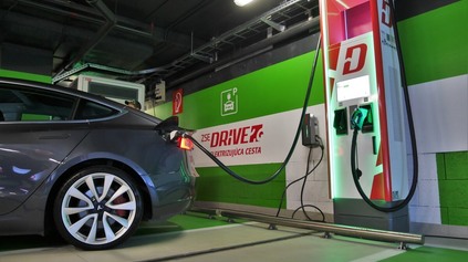 Slováci elektromobily stále odmietajú. Nabíjacia infraštruktúra je tu však vraj predimenzovaná