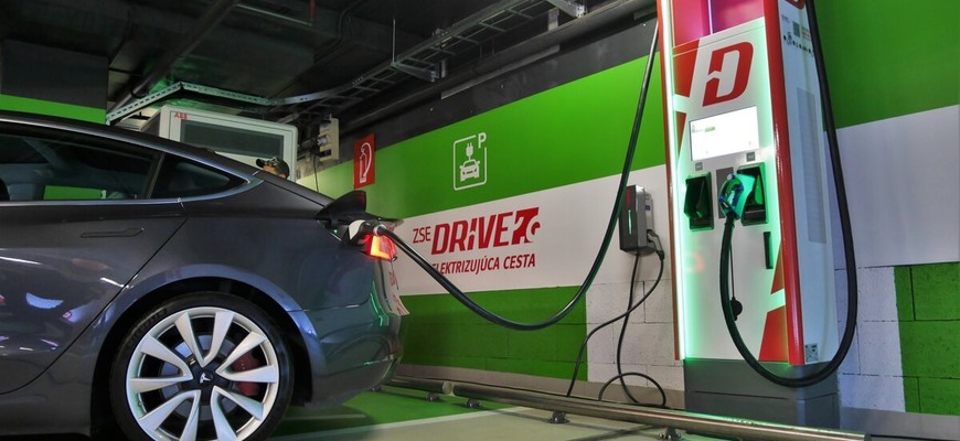 Slováci elektromobily stále odmietajú. Nabíjacia infraštruktúra je tu však vraj predimenzovaná