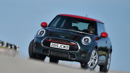 MINI JOHN COOPER WORKS POTRÁPI AJ DIAĽNIČNÉ KRÍŽNIKY