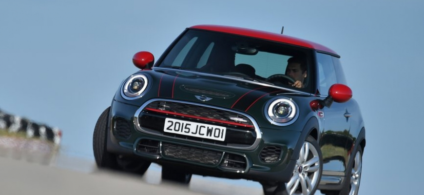 Mini John Cooper Works potrápi aj diaľničné krížniky