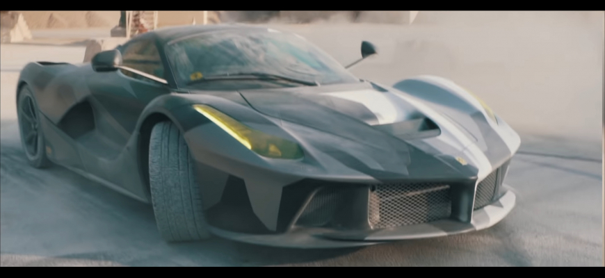 Ferrari LaFerrari driftuje v kameňolome