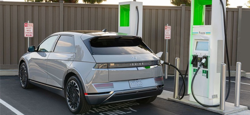 Kalifornia obmedzuje nabíjanie elektromobilov pár dní po zákaze áut so spaľovacím motorom
