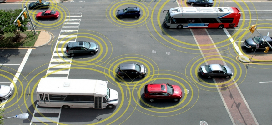 Testovanie systému pre vzájomnú komunikáciu áut predĺžia. Chcú pridať i motocykle