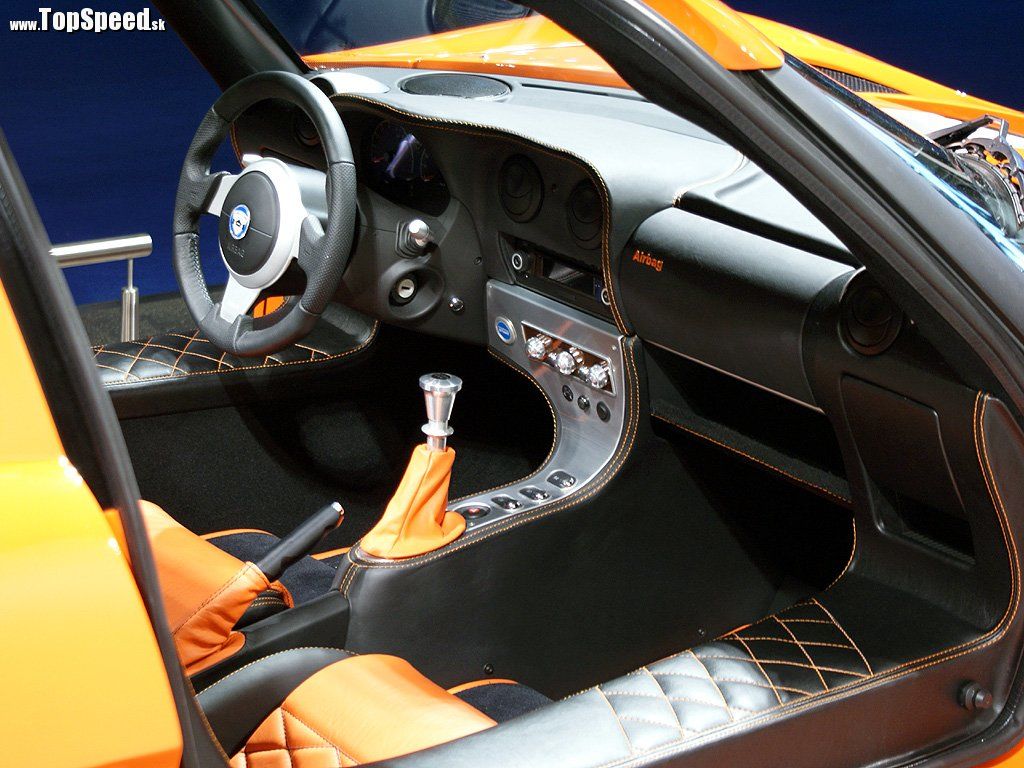 Interiér Melkusu RS2000 je síce strohý, ale napriek tomu plne funkčný a navyše s niektorými luxusnými prvkami