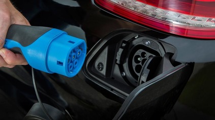 PLUG-IN HYBRIDY KLAMÚ A JAZDIA ZA NÁSOBNE VYŠŠIE SPOTREBY, NEŽ PROKLAMUJÚ. MAJÚ PRÍSŤ O VÝHODY