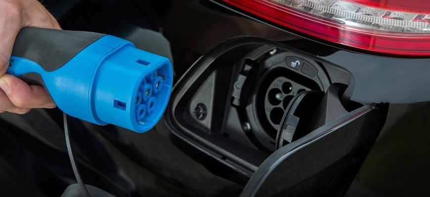 Plug-in hybridy klamú a jazdia za násobne vyššie spotreby, než proklamujú. Majú prísť o výhody