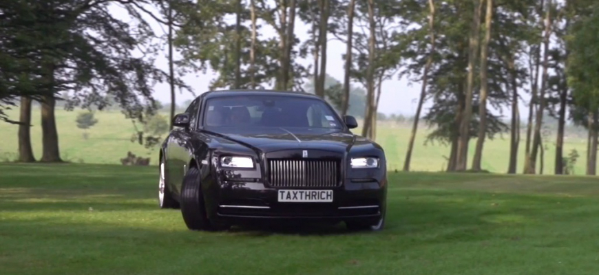 Rolls Royce za 225 tisíc eur opäť driftuje! Pole vymenil za záhradu